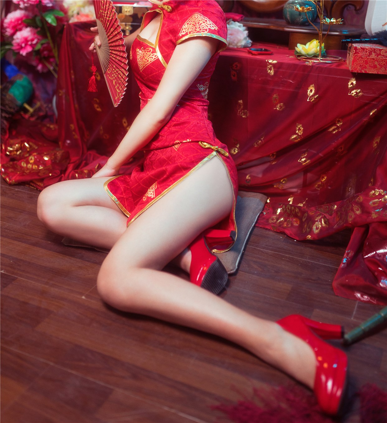 Rabbit playing with sister Ying and red cheongsam(41)